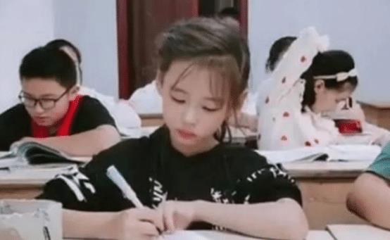 女孩|又想骗你生女儿：幼儿园“神仙女孩”走红，呆在人群中太亮眼