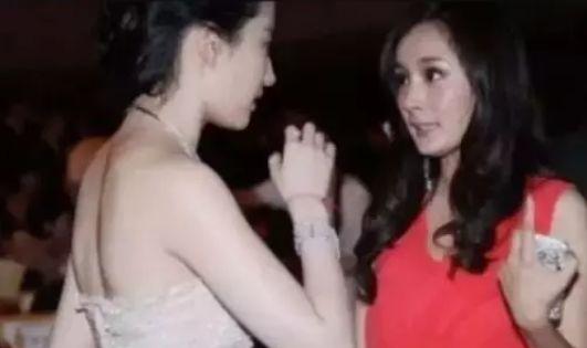 刘亦菲|14年前一个小小的助手给刘亦菲撑伞，14年后却成一线明星，逆袭之路超给力！