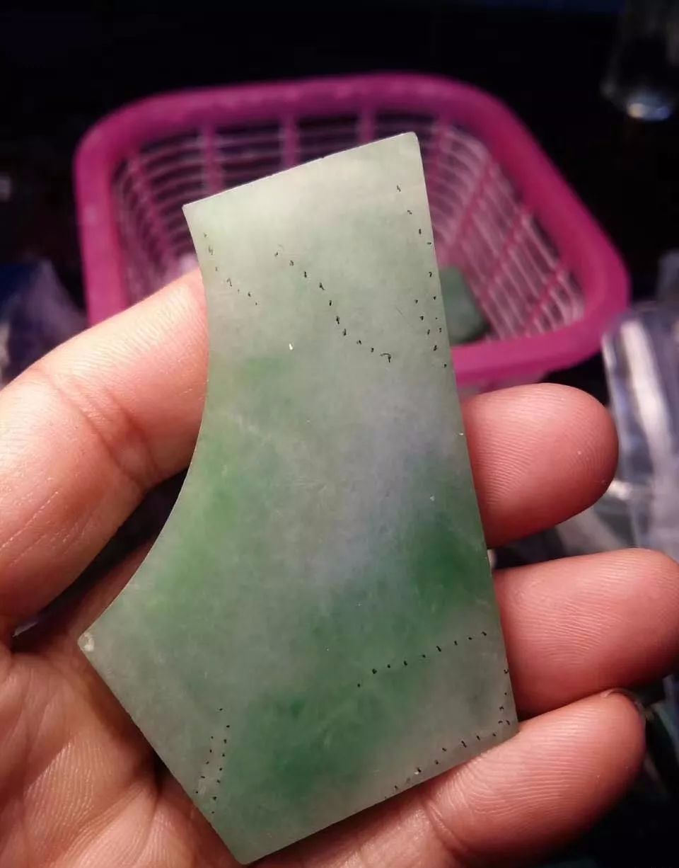 翡翠|来瞧瞧切剩下的翡翠边角料，整好了超乎你的想象