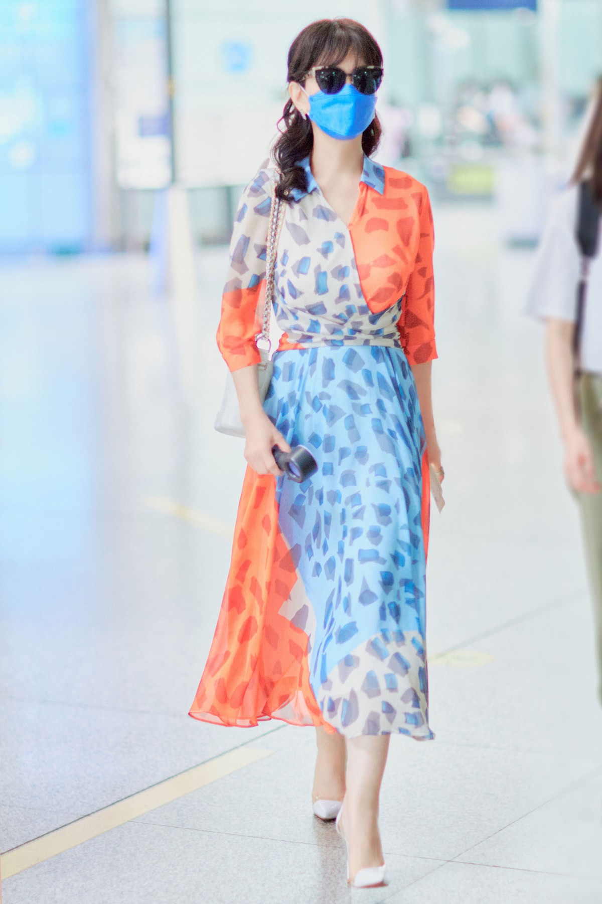 大表姐的时尚圈|赵雅芝真的很会穿,“西装连体裤”优雅范十足,真看不出年近70