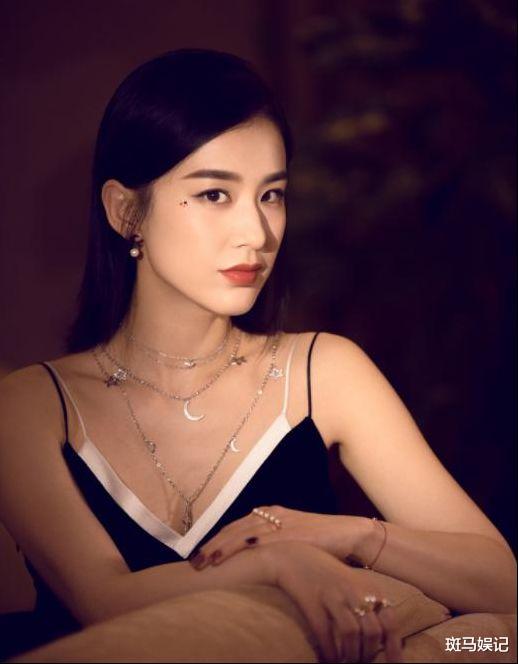 靳东|18岁靠父亲砸钱加戏，直接让黄圣依给她作配，35岁破产成柜姐