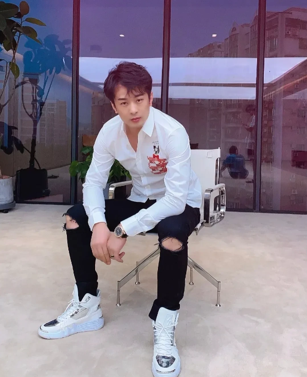 |辛巴被封杀后威风不再，徒弟想退出辛选团队，却遭辛巴公司起诉