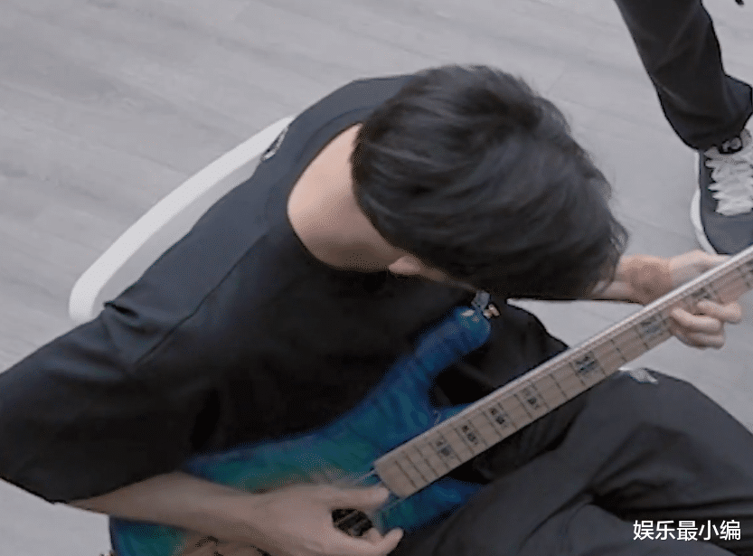 李承铉|《披哥》李铢衔再次弹贝斯，李承铉在旁不知所措，温柔都是相互的