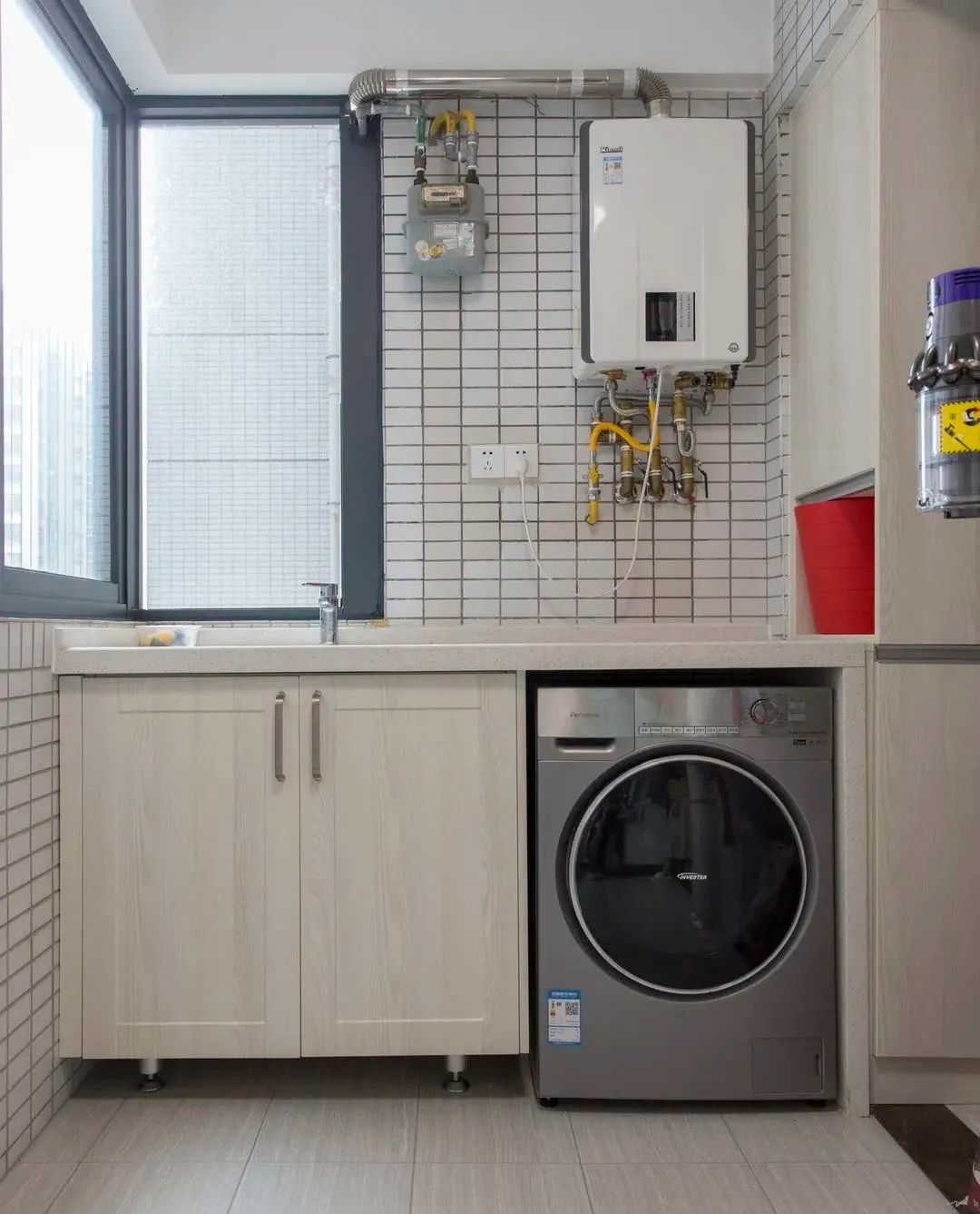 阳台非要晒衣服的话，起码要装成这11种设计才不亏！