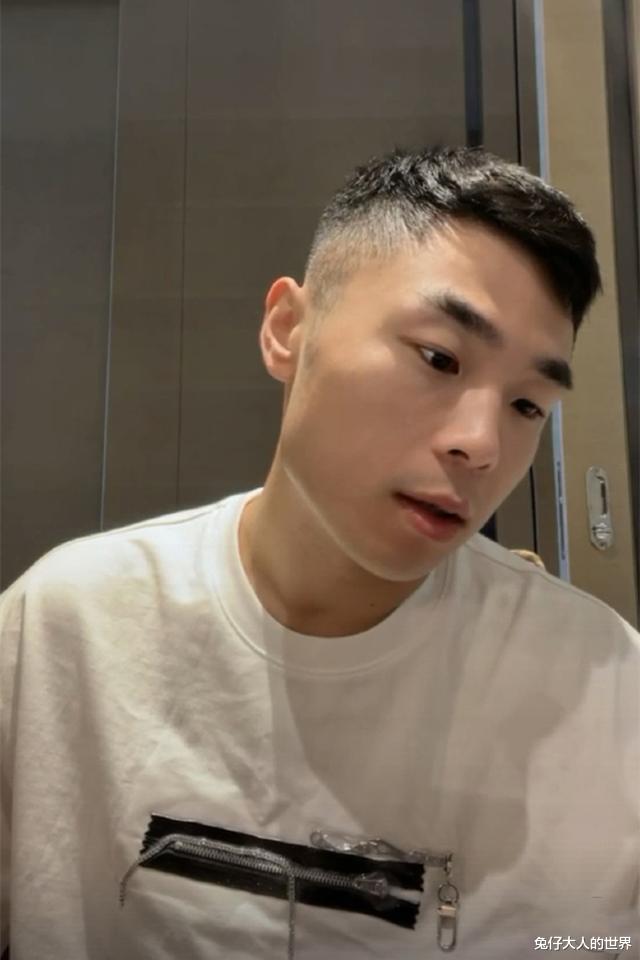 郭德纲|德云社团综录制，三位新成员开启直播模式，网友：郭德纲挺公平的