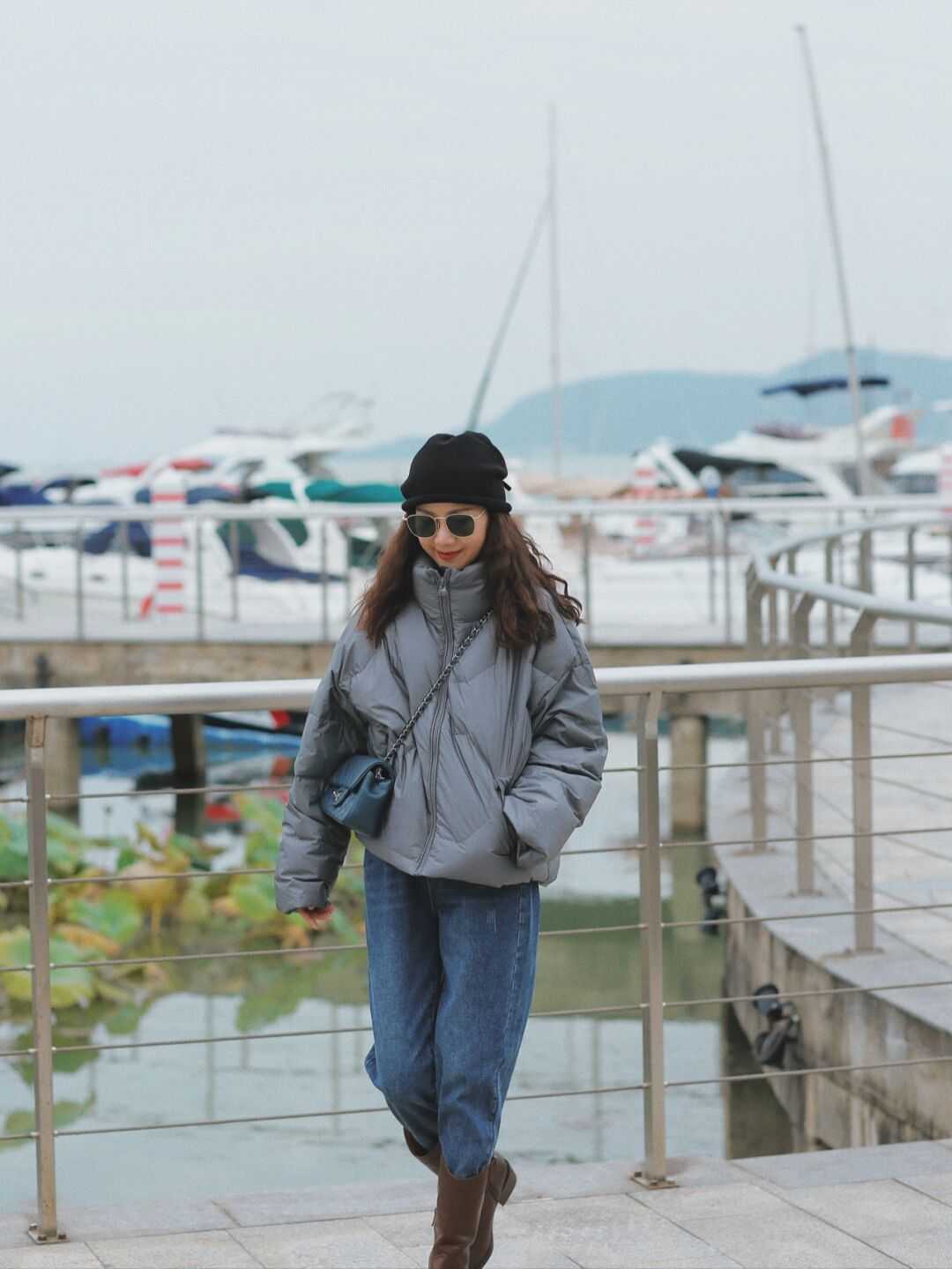 何有强 天穿衣一定要“保暖至上”，用牛仔裤搭这三件上衣，保暖又优雅