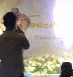 婚礼|肌肉新娘婚礼现场大秀身材，穿婚纱、踩高跟鞋硬拉180kg引发尖叫