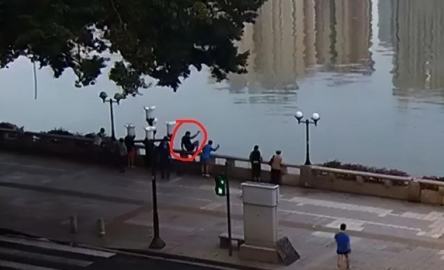 武汉|侠义！武汉钓鱼人不慎落江，附近男子急下水救人，事后飞快离去
