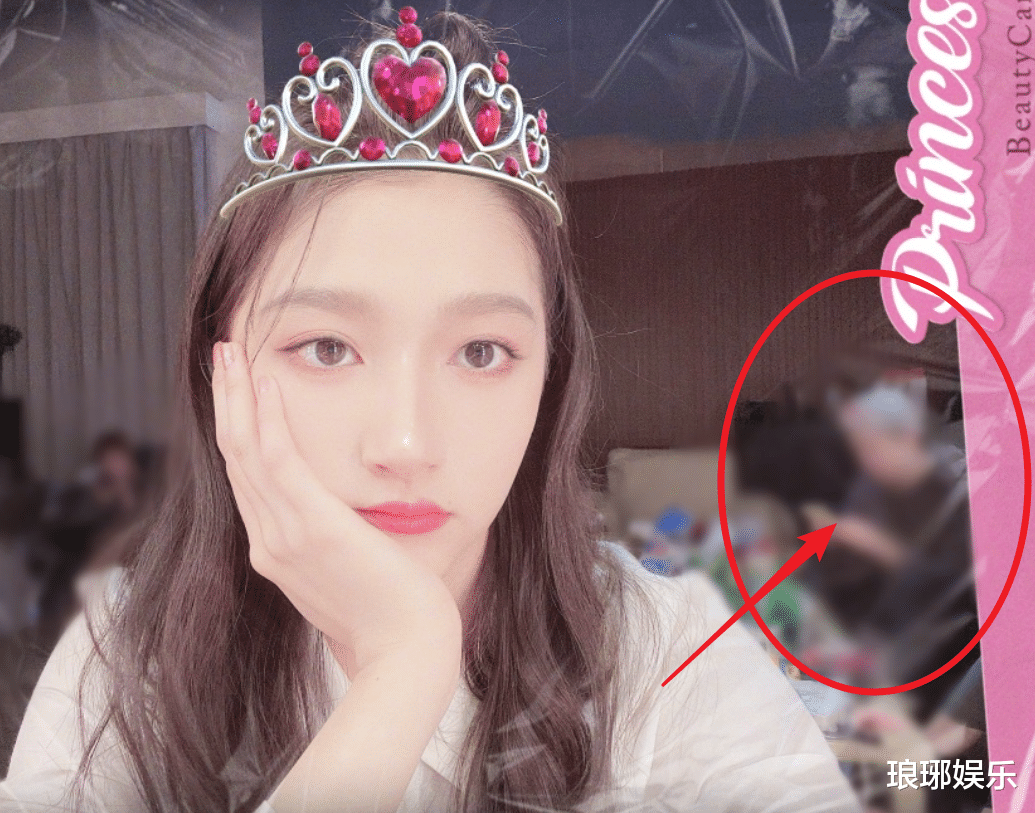 景甜|关晓彤晒一大波自拍，鹿晗却意外出镜秀恩爱，这次马赛克没打好！