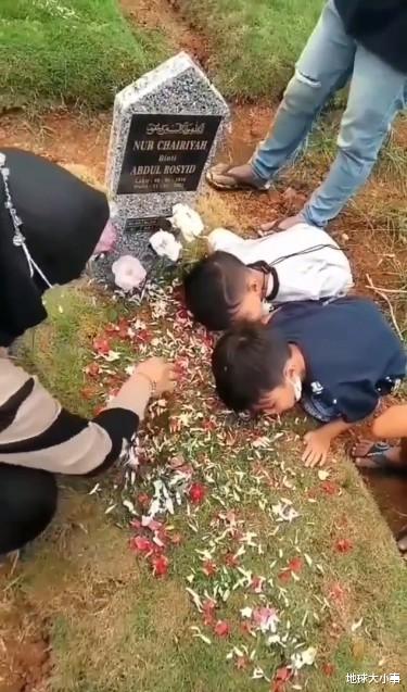 中年女同学的自救|2幼子墓前问候过世母亲 耳贴坟上等回应 亲友看了忍不住落泪