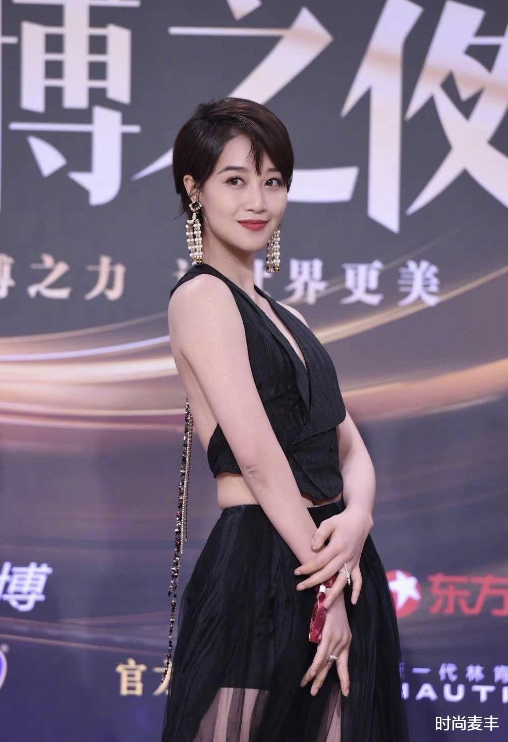 时尚麦丰|谁说深色印花裙显老？蓝盈莹一袭碎花裙加身，清爽又时尚