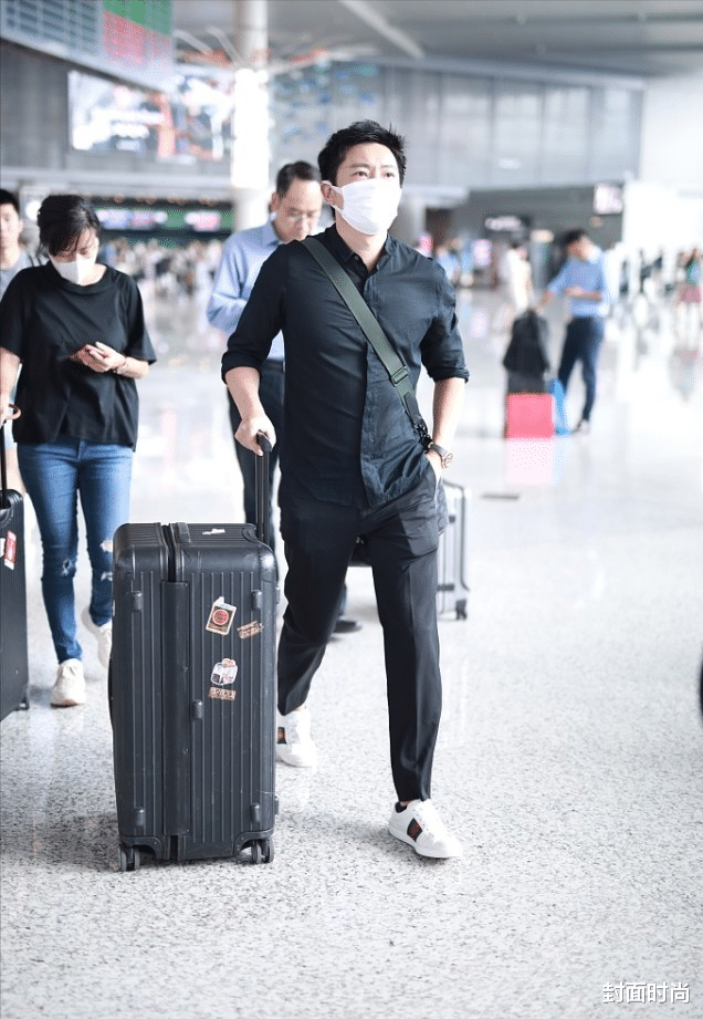 封面时尚 郭京飞鲍莉真是低调夫妻，穿休闲装挺随性，和普通夫妻没啥差别