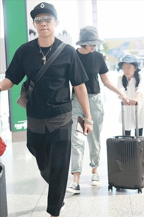 槑小姐侃说|袁泉的高级脸真不显老，穿基础单品青春洋溢，和女儿同框像同辈人