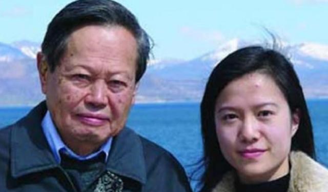 杨振宁|牵手17年，99岁的杨振宁允许翁帆改嫁，但财产全部归子女所有