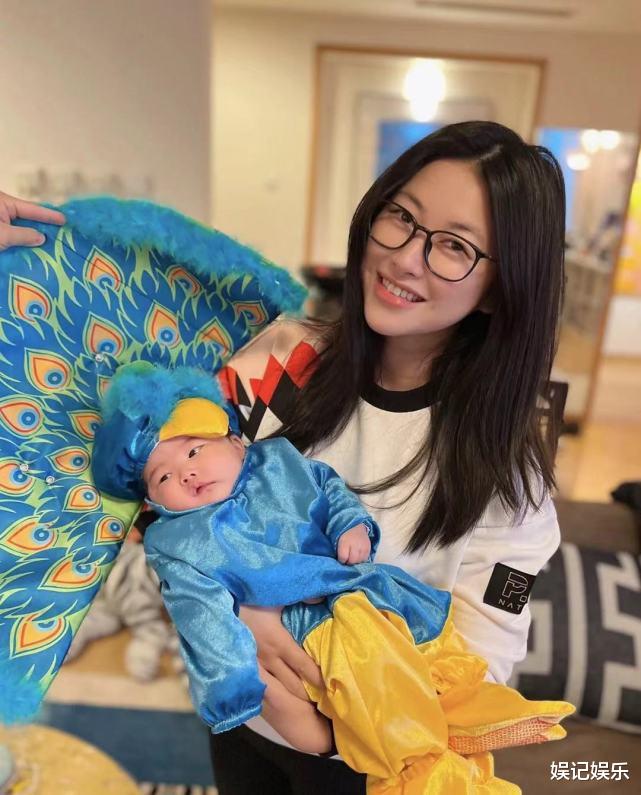 朱珠|朱珠在家陪女儿过节，开心晒母女合影，小公主眼睛跟妈妈一样漂亮