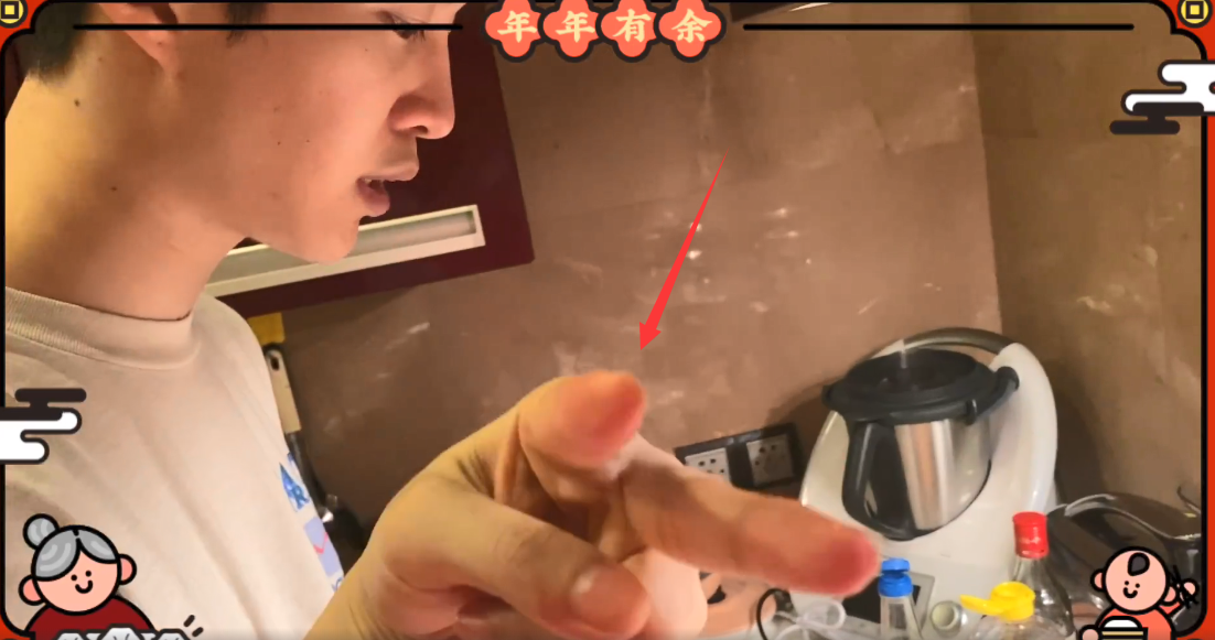 范冰冰|范冰冰姐弟俩陪爸妈过春节，范丞丞亲自下厨炒菜，范冰冰一旁帮忙画面温馨