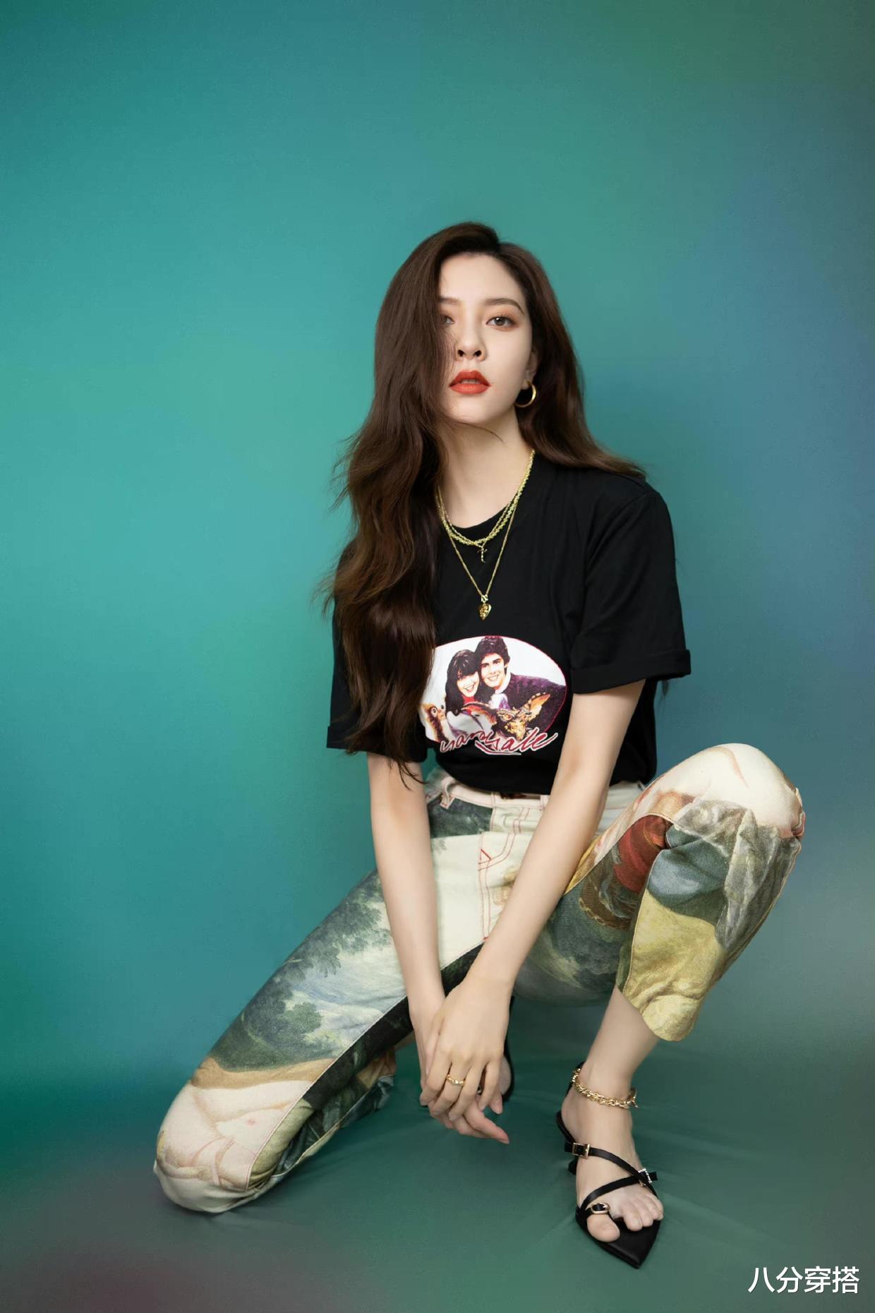 八分穿搭|宋妍霏也是个“腿精”,穿字母撞色卫衣秀长腿,活力十足真高调