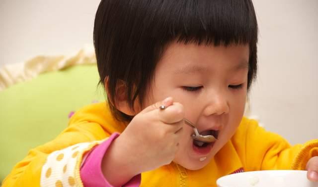 小哥哥聊育说|“妈妈卖家产供儿子消费”引发热议：过度溺爱娃的后果有多可怕？