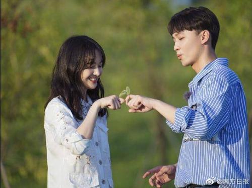 郑爽|将成为第二蓝洁瑛？郑爽包裹严实在商场弹钢琴