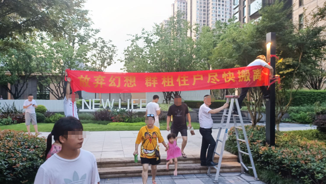 群租房|三房改成九房，里面还搭架子床？重庆照母山豪宅业主大战群租房