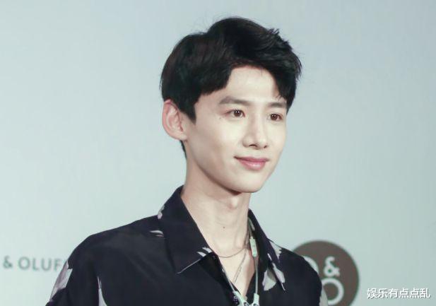 白敬亭|《城池营垒》播出后, 白敬亭曝常被许魏洲电话吵醒, 原因够笑三天