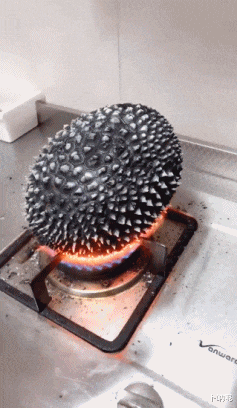  女生夏天还是少穿白色衣服出行吧，遇到下雨天打湿了真的很尴尬