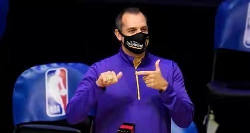 交易 冲冠阵容湖人4换4交易正式达成，8位球员签约，主教练有好消息