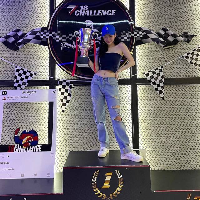 沈月|沈月完美还原妈咪邱淑贞最美外貌，性感粉红少女裙引网民尖叫