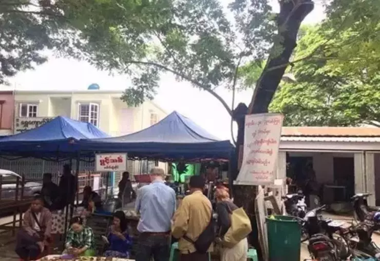 99版人民币|买的翡翠原石，一刀切出两条冰种黄加绿手镯，爆涨近10倍！