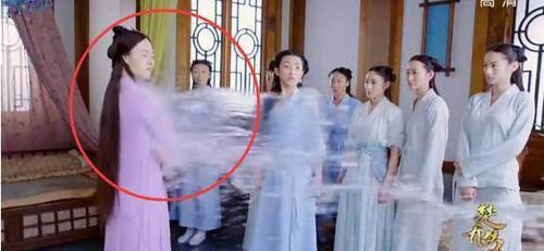 穿帮镜头|最尴尬的穿帮镜头,热巴的抱起了谁,暴露了裤子下的小秘密!