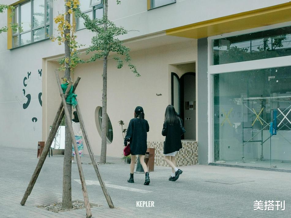 杨幂|杨幂又双叒去逛街了！穿黑色oversize针织衫秀美腿，玩起了挑染发