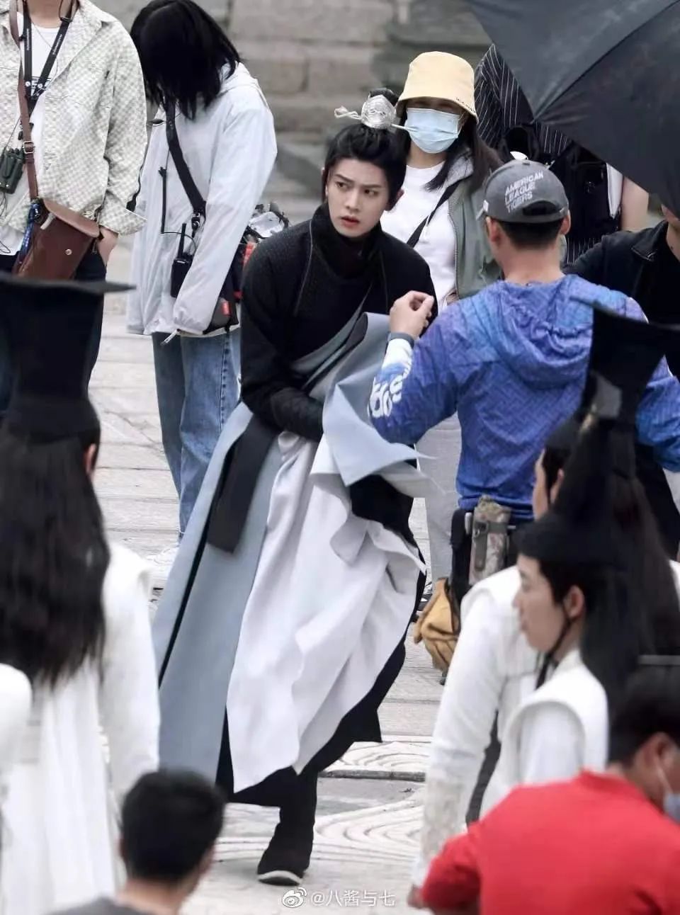 驭鲛记|《驭鲛记》曝新路透，任嘉伦脸盘瘦削强瘦身？网友：被情伤虐的