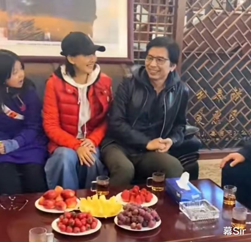 牛莉|“春晚女神”牛莉，为啥甘心嫁“普通男人”，养育女儿，幸福一生