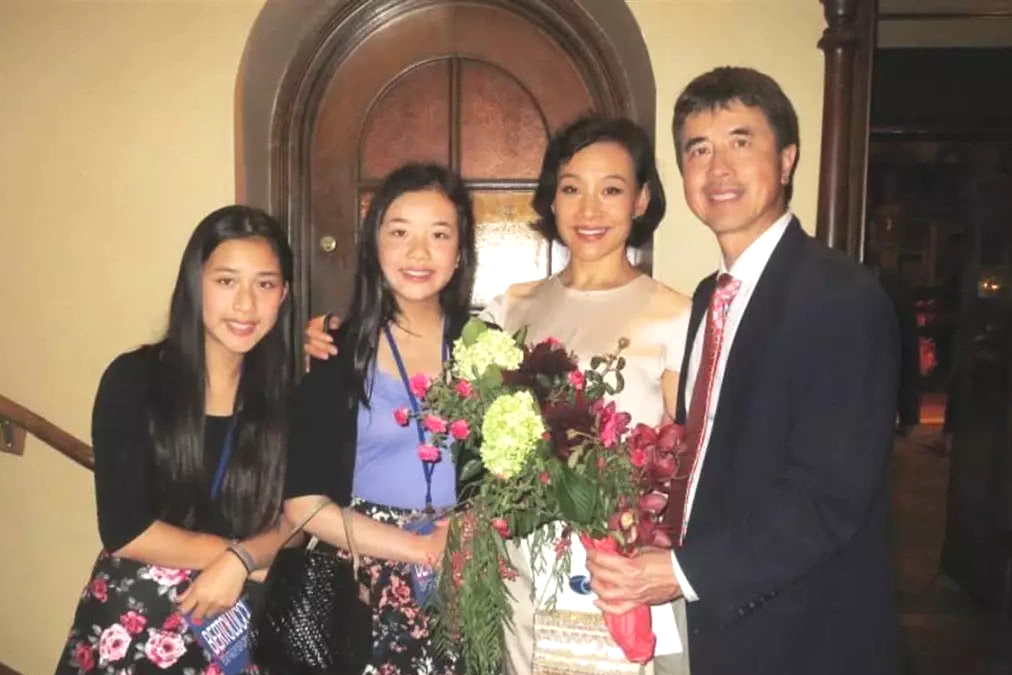 陈冲|演员陈冲发文悼念母亲，曾因一句话毁掉春晚，后来移民海外