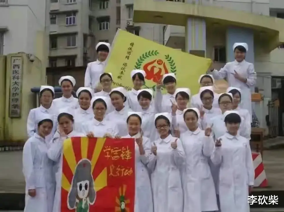 兰州|2021年6月，梁小霞的母亲揭开女儿的雕像，她双手久久不愿放下