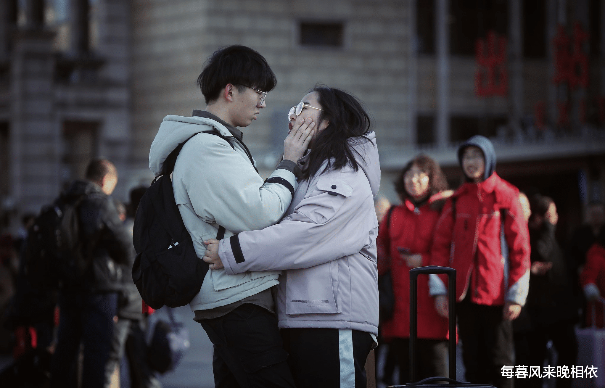 情侣 东北某大学食堂内，年轻情侣吃饭时当众“喂奶”，网友的评论亮了