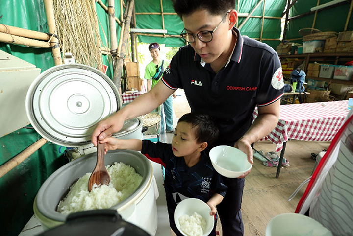 两口育儿|林峰女儿堪称“娱乐圈最富养女儿”，王诗龄和她比，只是冰山一角
