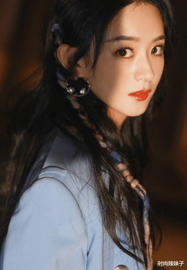 赵丽颖|赵丽颖越来越开放？穿西装故意敞开秀内搭，阿姨年纪太拼了