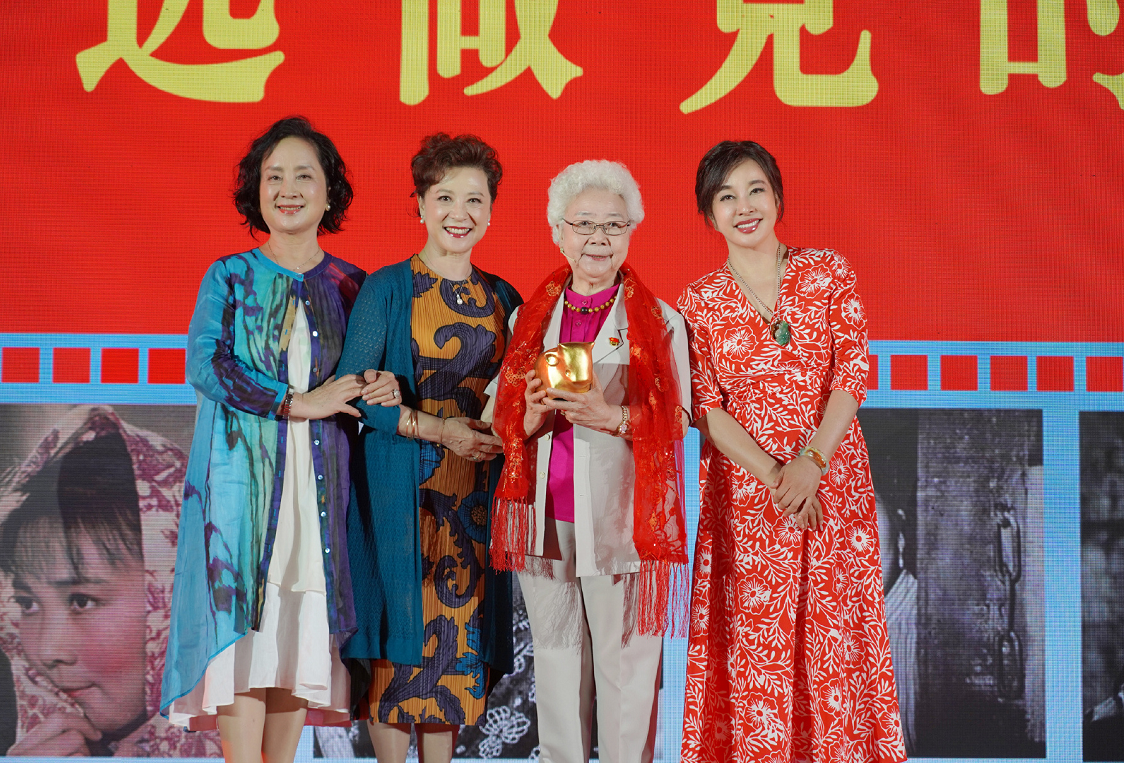 何有强|刘晓庆“中年女性圈”最显年轻，穿一条红白印花连衣裙，高贵减龄