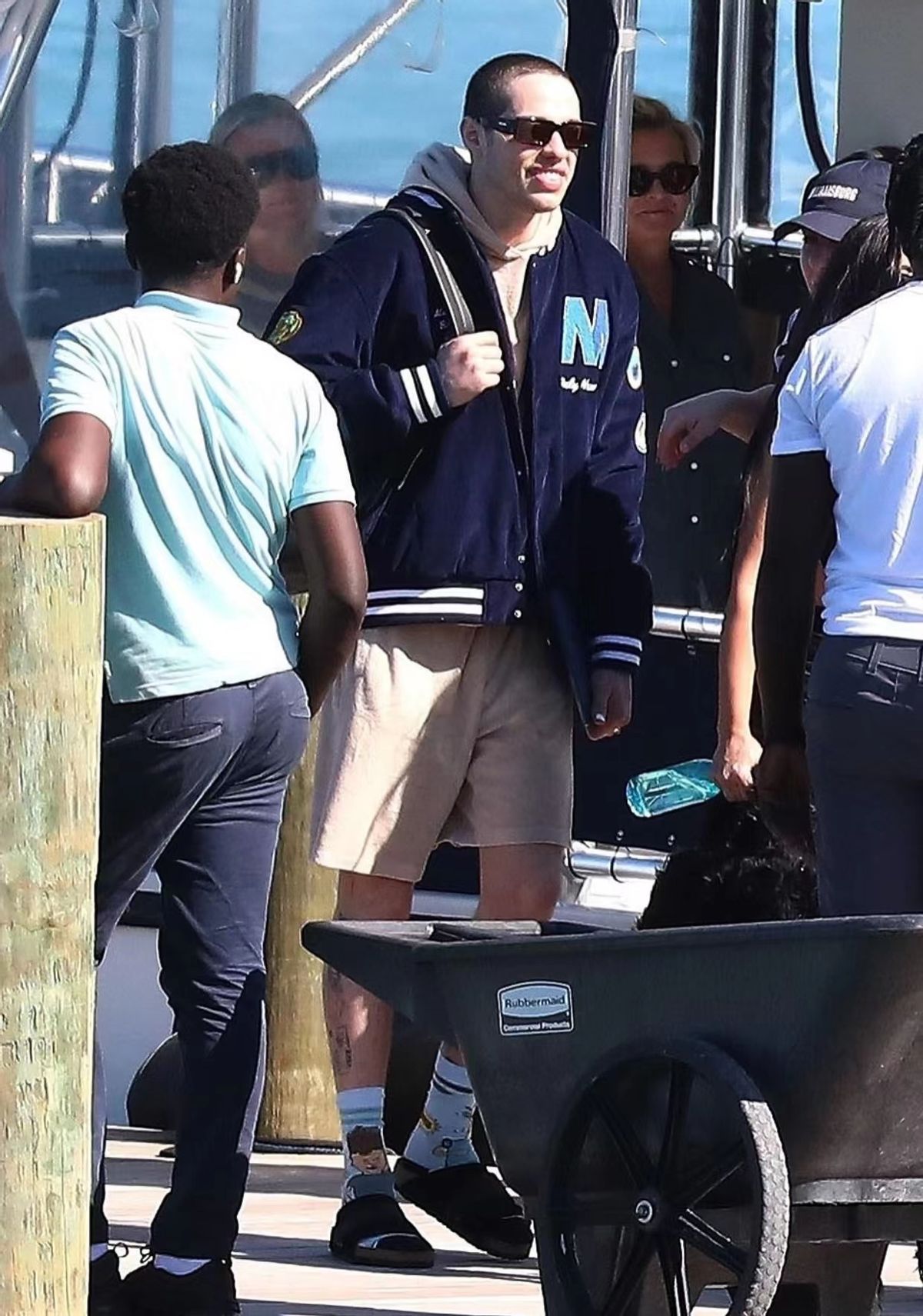 金·卡戴珊|金卡戴珊的新欢偶像包袱贼重！棒球外套配卫衣，与黑人前夫撞造型