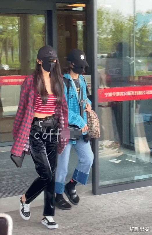 杨幂|杨幂上班照曝光再现“蚂蚁腰”！系上皮带后裤子仍大一圈，生图瘦到夸张