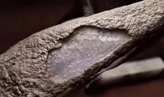 翡翠|价值36000块的鳄鱼皮翡翠原石，值不值得入手？切开后：买值了！