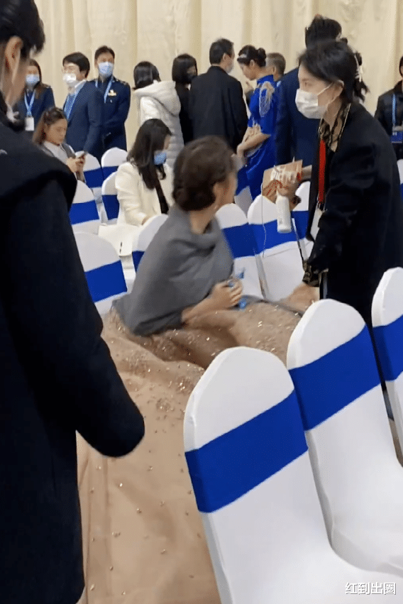 关晓彤|关晓彤减肥成功瘦出“天鹅颈”，锁骨突出直角肩明显，由俩助理提裙进场