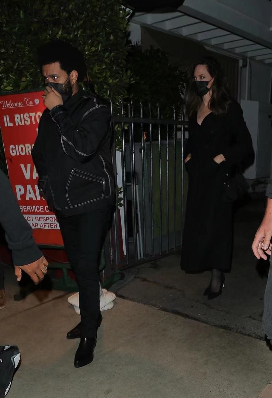 安吉丽娜·朱莉|女神朱莉又有新绯闻！裹深V黑衣风情万种，迷倒小15岁的花花公子