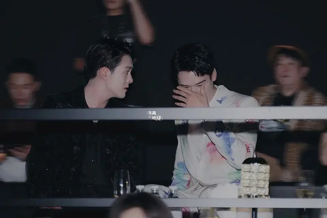 龚俊|龚俊换人宠了？给他倒酒，递甜品，反复说悄悄话，还一起快乐下班