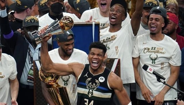四叶草海之恋|现役第一？2MVP+1FMVP，字母哥将詹姆斯杜兰特哈登甩在身后了吗？