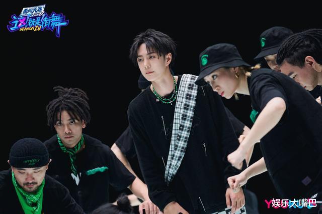 迪丽热巴|《街舞4》一开播就上演“火锅局”，四位队长唯独他“一脸淡定”