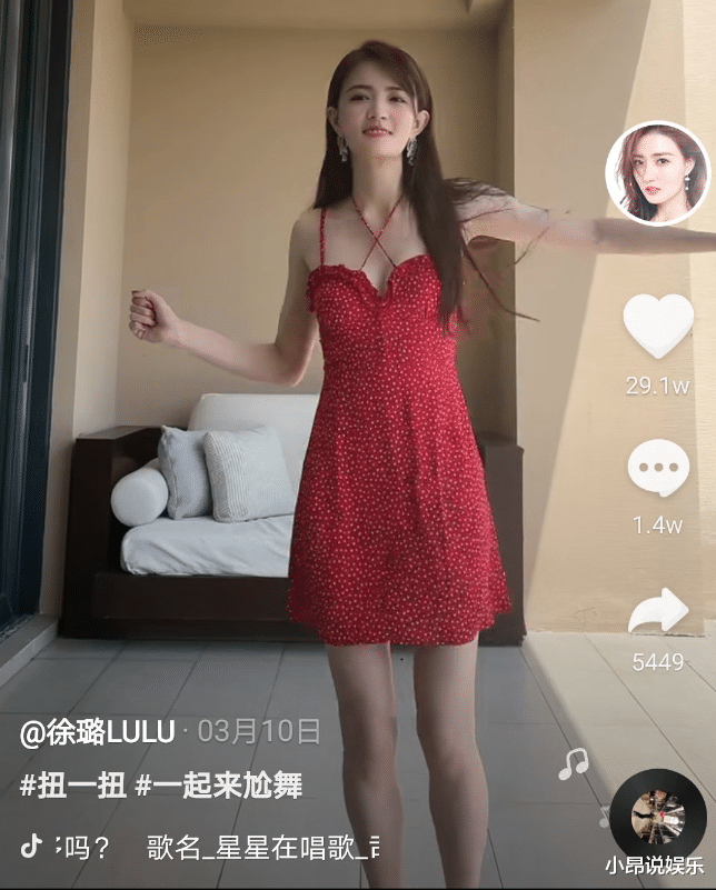 徐璐|徐璐晒海边泳装照，美背比细嫩筷子腿吸睛，面对镜头眼神迷离勾人