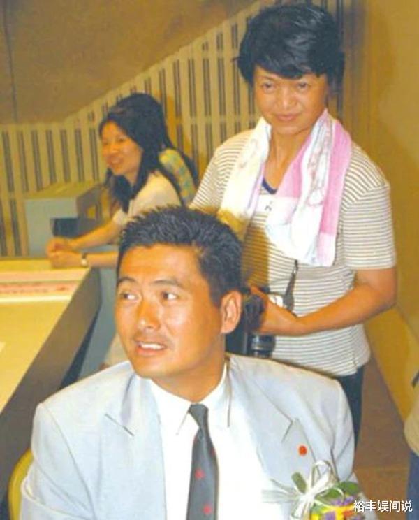 周润发|周润发被质疑不顾亲情！两年没联络姐姐电话也不打，周聪亲揭原因