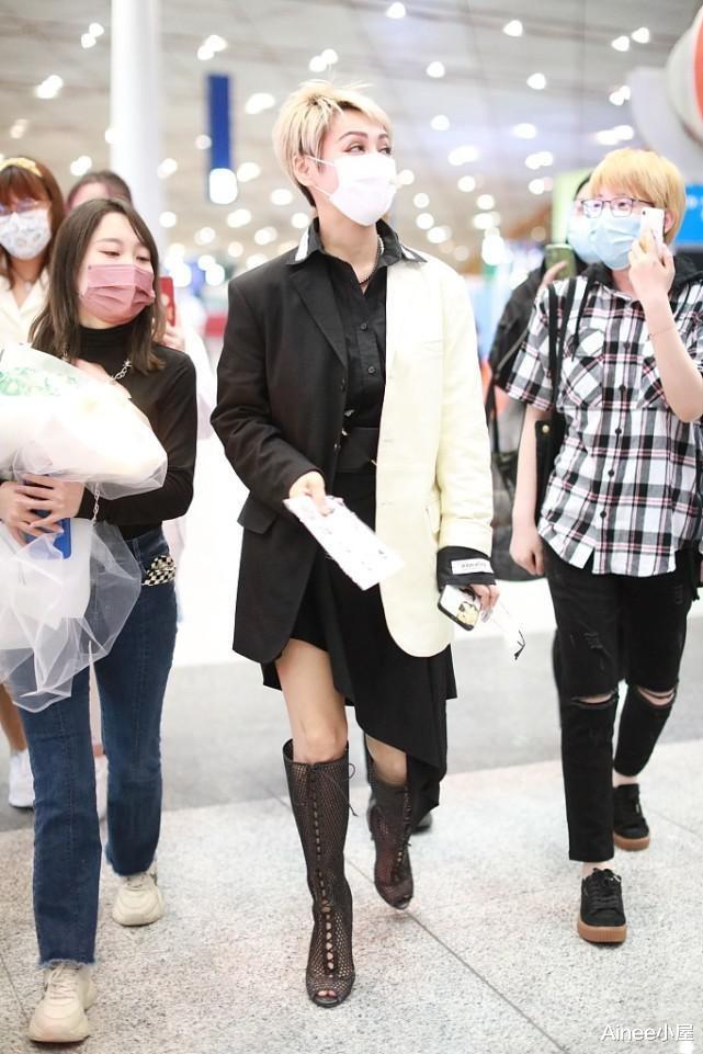 Ainee小屋|宁静这么穿有点拉低气质，拼色短裙勾勒S曲线，叫人不好意思看